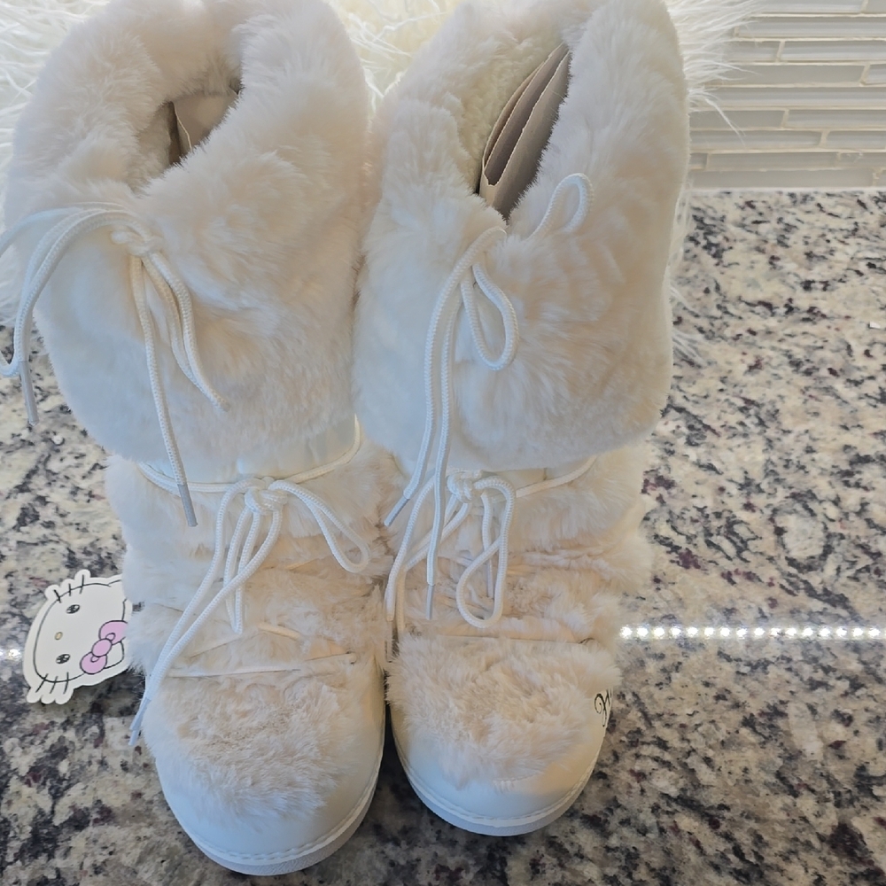 Hello Kitty Fluffy White Kids Boots - Picture 5 of 11